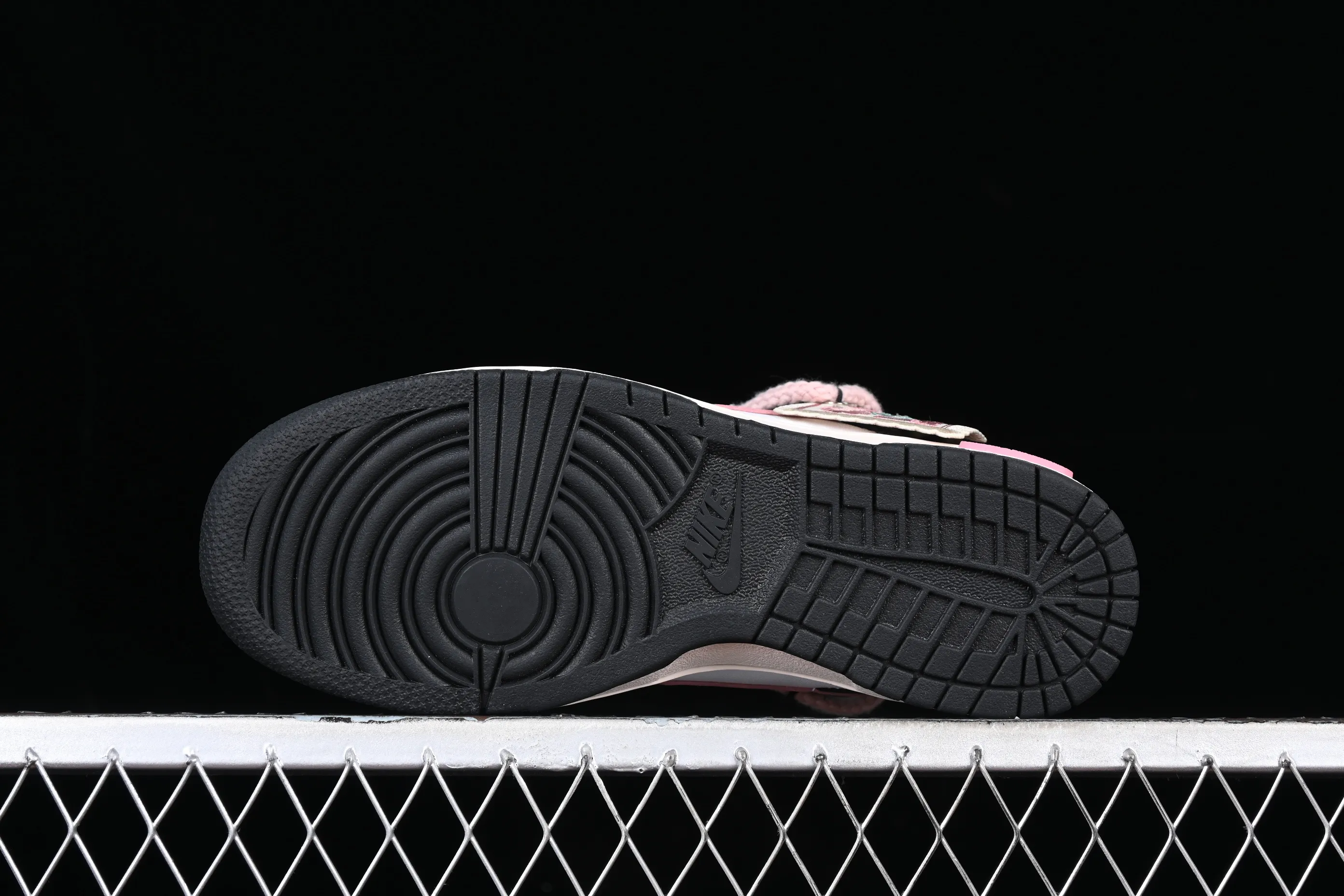 All Categories Nk SB Dunk Series Nk SB Dunk Low Low-top sneakers Nk Dunk Low Black Rose Thoughts Cloth patch Rope shoelaces Girls Sweet cool style SB strap low-top casual sneakers CW1590-100